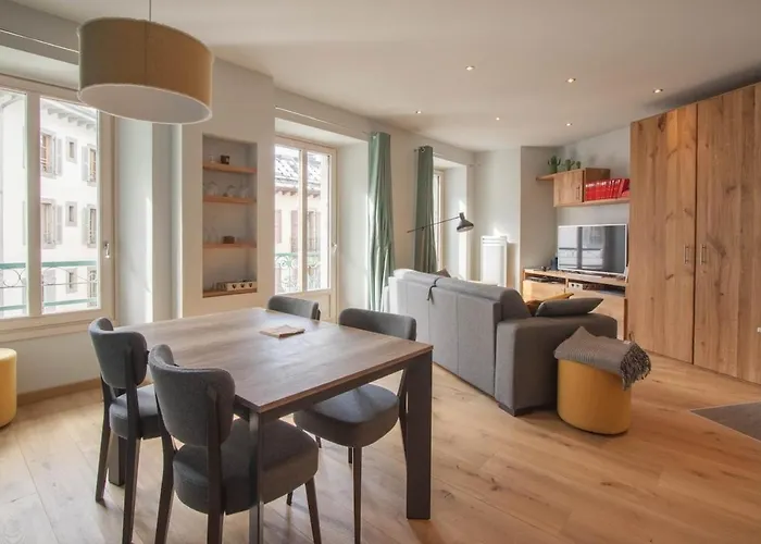 Apartament Les Aiguilles- Town Centre Luxury 2 Bedroom